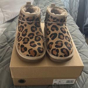 Uggs classics ultra mini sporty women’s size 6